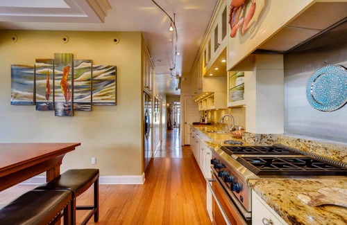 Historic District Casa | Encantadora casa histórica de Annapolis con dos lugares de estacionamiento fuera de la calle.