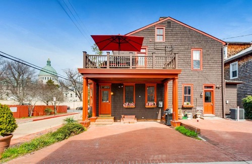 Historic District Casa | Encantadora casa histórica de Annapolis con dos lugares de estacionamiento fuera de la calle.