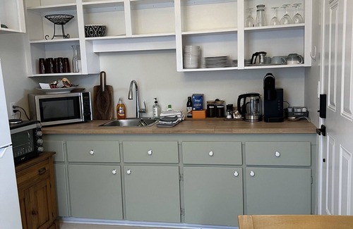 Cobourg Casa | Charming historic building mins walk to beach, downtown, train and amenities