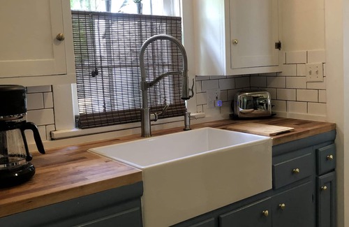 Franklin Cabaña | Charming Historic Cottage downtown Franklin