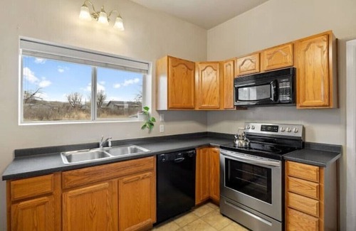 Springerville Casa | Charming Historic Home-30 mins to Greer-Sleeps 9- Mountain Thyme Cottage, yard