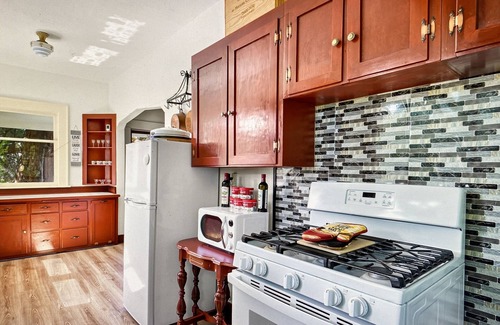 Blaine Casa | Charming historic house in Blaine. 1 block to water, and downtown. 5 min-Canada.