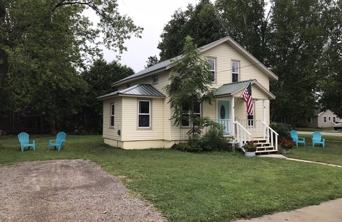 Mackinaw City Casa | Charming Historic Mackinaw City Cottage