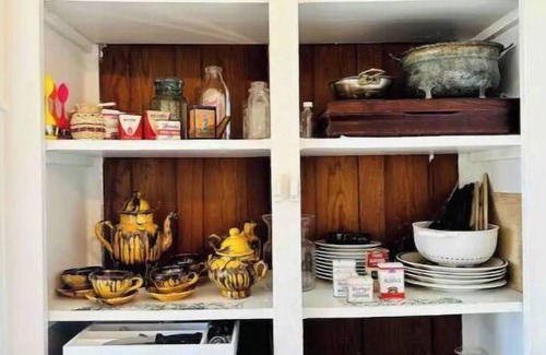 Mount Vernon Casa | Charming historic apartment turned antique store near the town square