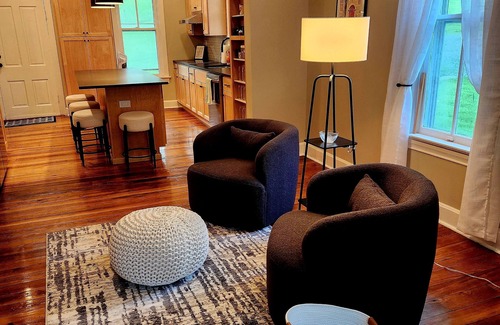 Brownsville Casa | Charming Historic Victorian 4 bedroom guesthouse in Rohrersville with WiFi, AC