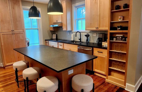 Brownsville Casa | Charming Historic Victorian 4 bedroom guesthouse in Rohrersville with WiFi, AC