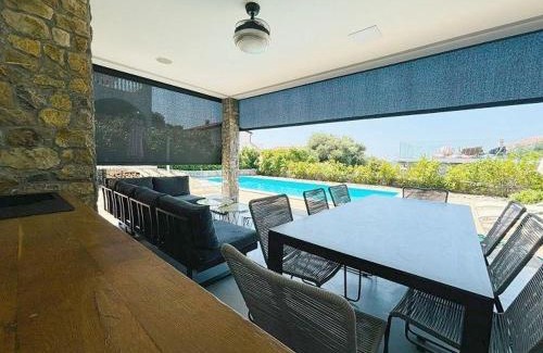 Jakisnica Villa | Charming Holiday Home with private heated pool