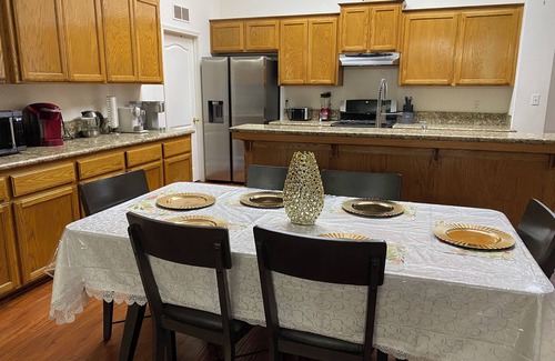 Greenacres Casa | Charming Home. 5 bedrooms .2 restrooms .2 Living rooms with 10 beds for 16 guest