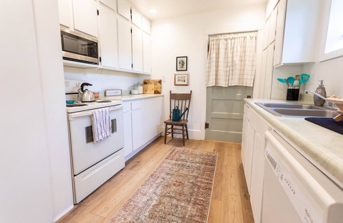 Burley Casa | Charming Home, 9 Beds, Home Gym