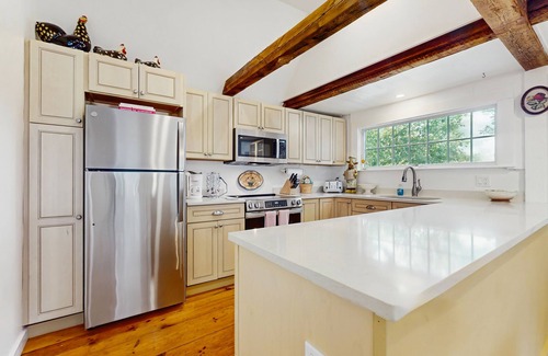 Marstons Mills Casa | Charming home, great location, A/C, W/D, games, deck, & grill, firepit