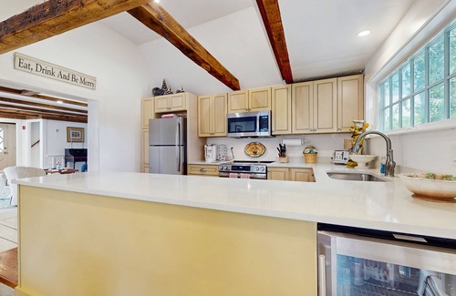Marstons Mills Casa | Charming home, great location, A/C, W/D, games, deck, & grill, firepit