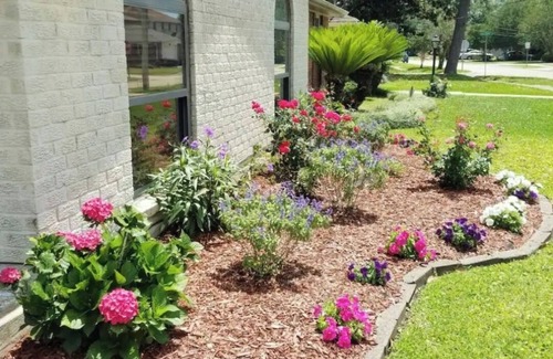 Metairie Casa | Charming home in a very safe area! Walk to the Lake and short drive to NOLA