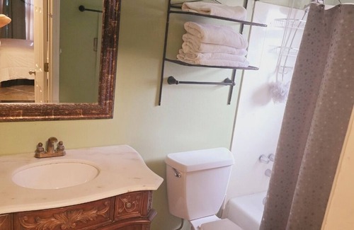 Metairie Casa | Charming home in a very safe area! Walk to the Lake and short drive to NOLA