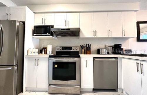 Bayview Glen Casa | Charming Home in Prime Location with 2 Parking