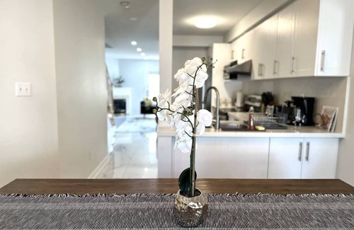 Bayview Glen Casa | Charming Home in Prime Location with 2 Parking