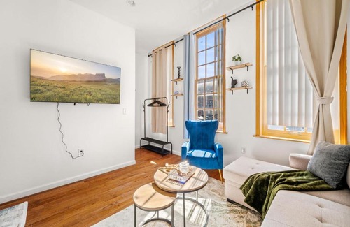 Midtown Village Apartamento | Charming Home In Heart of City With King Size Bed!