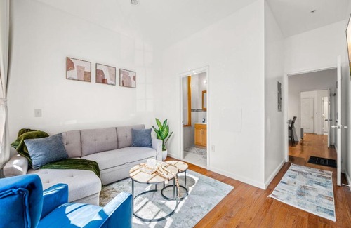 Midtown Village Apartamento | Charming Home In Heart of City With King Size Bed!
