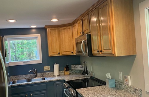 Barnstead Chalet De Esquí | Charming home in Locke Lake community with beach/pool/tennis/golf!