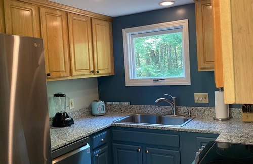 Barnstead Chalet De Esquí | Charming home in Locke Lake community with beach/pool/tennis/golf!