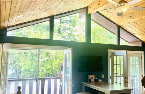 Barnstead Chalet De Esquí | Charming home in Locke Lake community with beach/pool/tennis/golf!