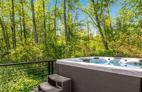 Clinton Casa | Charming Home near the Ferry w/Private Hot Tub - Walk to Trails