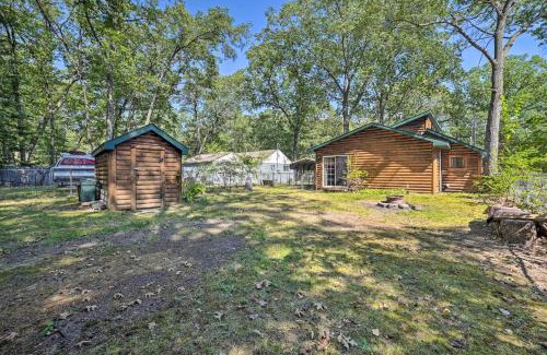 Prudenville Casa | Charming Houghton Lake Cottage with Backyard!