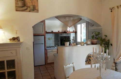 Trets Villa | Encantadora villa con piscina en el cruce del mar, el campo y las montañas.