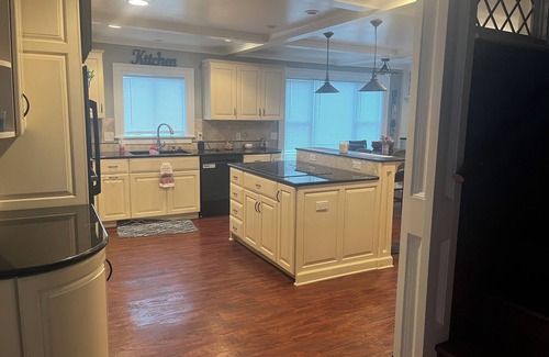 Bedford Casa | Charming house in Luna Pier MI, walking distance to beach and restaurants