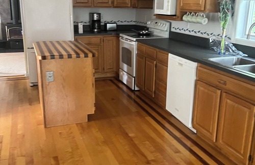 Saratoga Springs Casa | Charming house in Saratoga Springs with Saratoga Lake views throughout.