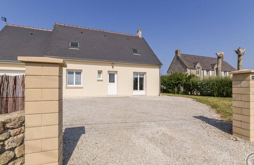 Montfarville Cabaña | Casa rural con encanto: 3 hab, jardín cerrado, cerca del puerto pintoresco de Barfleur