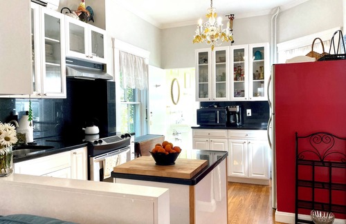 Top of the Hill Casa | Preciosa casa de 3-4 habitaciones en el distrito histórico; A pie de playa, duerme 6-8