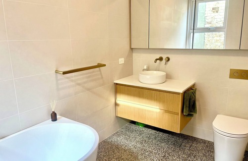 Petersham North Casa | Charming Innercity Furnished 3 bedroom House 10 min bus from City