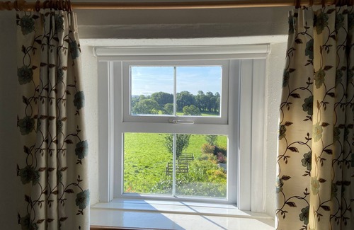 Penrith Casa | Charming Lake District cottage with beautiful views, parking & EV charger.
