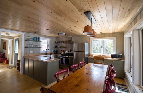 Belmont Cabaña | Charming Lake Front Cottage