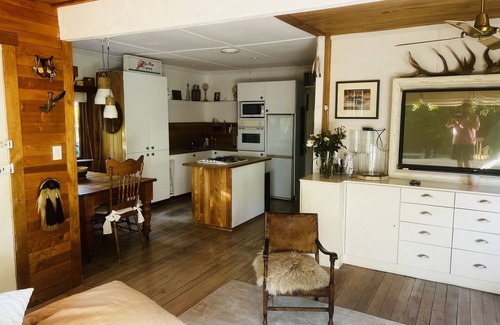 Kingston Cabaña | Lakefront Cottage Retreat con un gran jardín protegido y vistas impresionantes