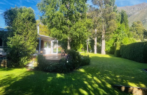 Kingston Cabaña | Lakefront Cottage Retreat con un gran jardín protegido y vistas impresionantes