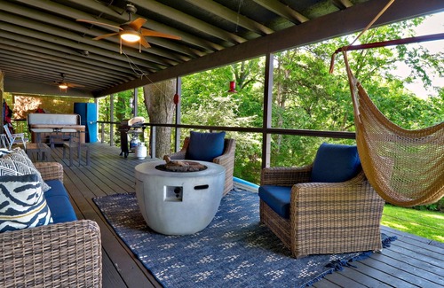 Fayetteville Casa | Charming Lakefront Home~Hot Tub~Firepit~Lg Covered Deck