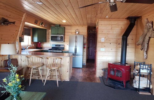 Mammoth Creek Cabina | Charming Lakeview Cabin at Panguitch Lake