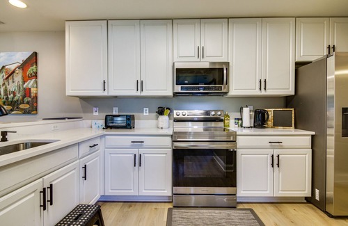 Lewes Casa | Charming Lewes Townhome w/ Sunroom: 5 Mi to Beach!