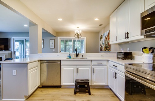 Lewes Casa | Charming Lewes Townhome w/ Sunroom: 5 Mi to Beach!