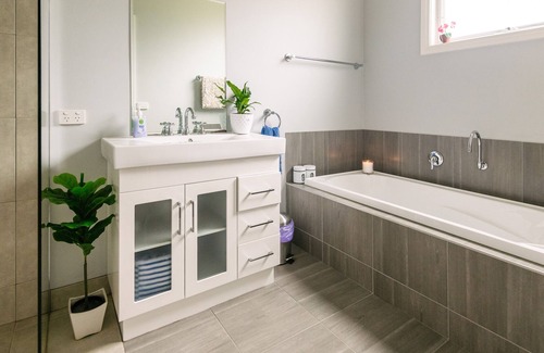 Longlea Cabaña | Charming light filled cottage 15mins out of Bendigo on large block.