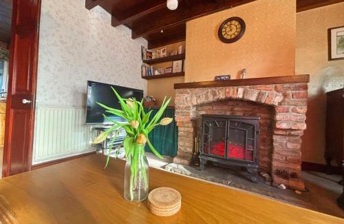 Aldbrough Casa | Charming Lilac Cottage, Aldbrough, East Yorkshire