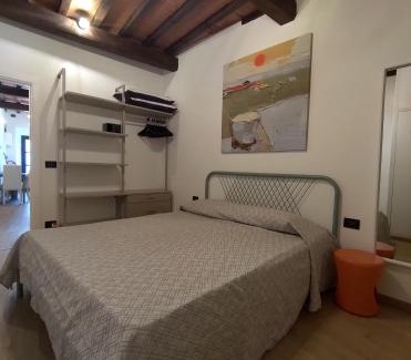 Isolotto Casa | Charming Little House 2 kilometers from the Historical Centre in a typical Florentine district right next to the Tram and Bus stops by Florence Holidays Apartments