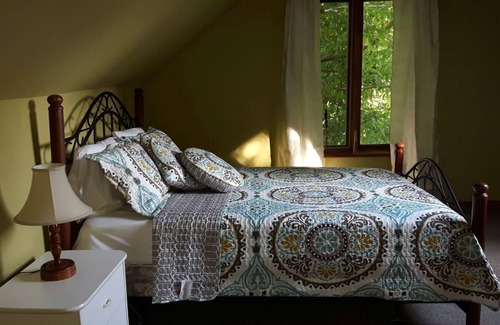 Saint-Romuald Cabaña | Charming little loft style cottage.