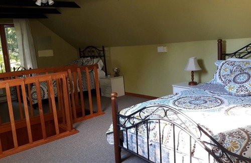 Saint-Romuald Cabaña | Charming little loft style cottage.