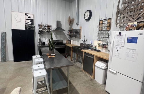 Decatur County Cabina | Charming lodge retreat with lake views.