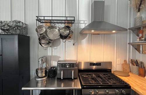 Decatur County Cabina | Charming lodge retreat with lake views.