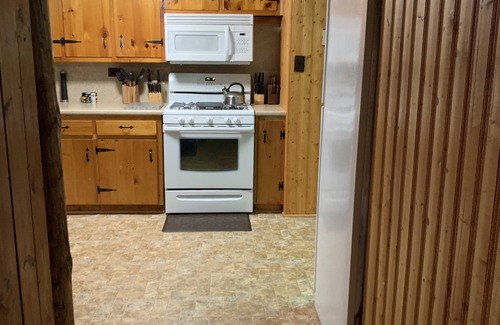 Wellsboro Cabina | Charming Log Cabin on Pine Creek Rail Trail