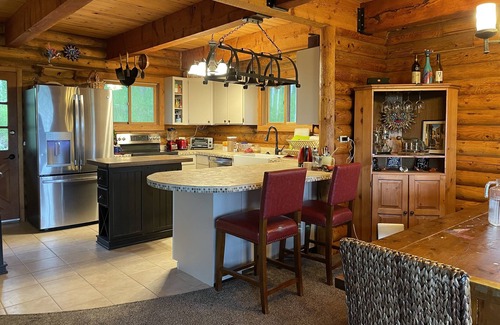 Star Valley Ranch Cabina | Charming log cabin with spectacular views of the valley. Comfy and cozy.