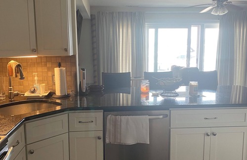 Somers Point Condominio | Charming Marina 2-bedroom condo in delightful Somers Point with AC, WiFi